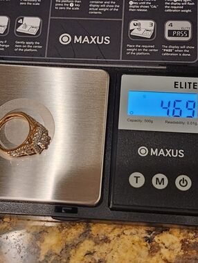 Gorgeous 10K yellow gold ring with diamond accents Size 6 to 6 1/2